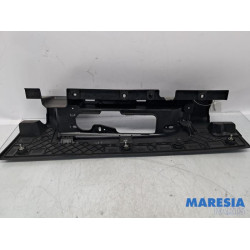 Renault - Trafic - Rücklichtrahmen links