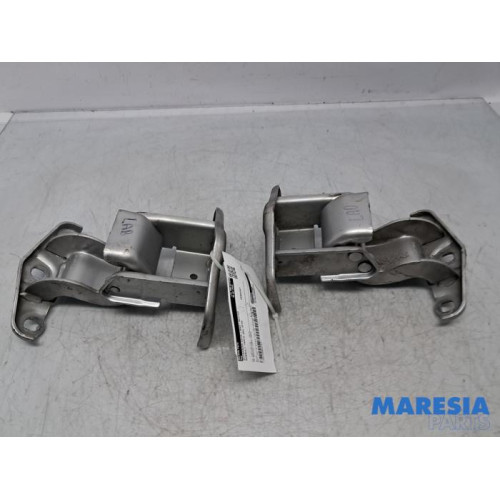 Renault - Trafic - Rear door hinge, left