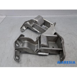 Renault - Trafic - Rear door hinge, right