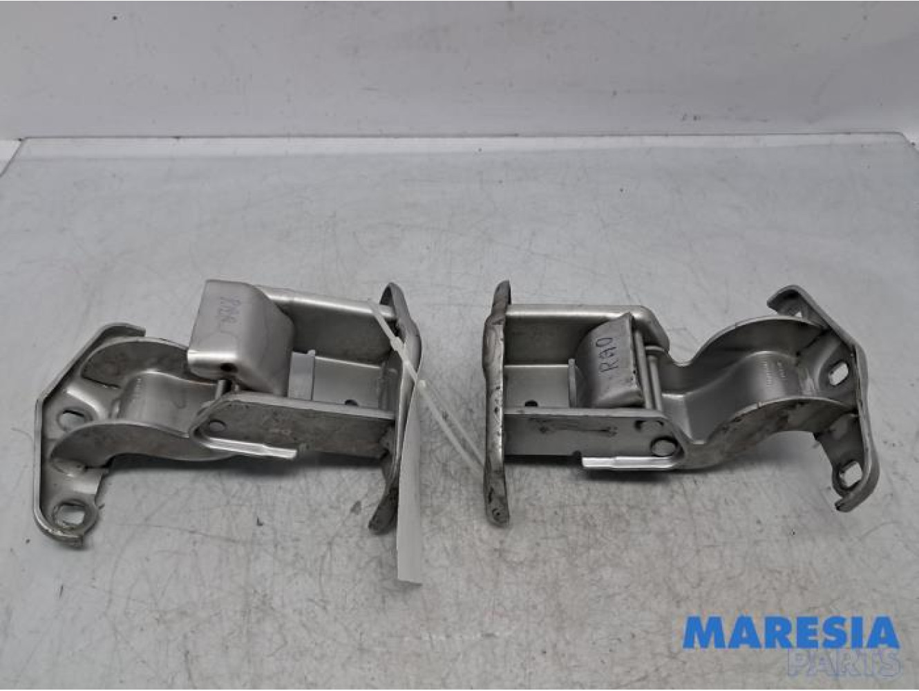 Renault - Trafic - Rear door hinge, right