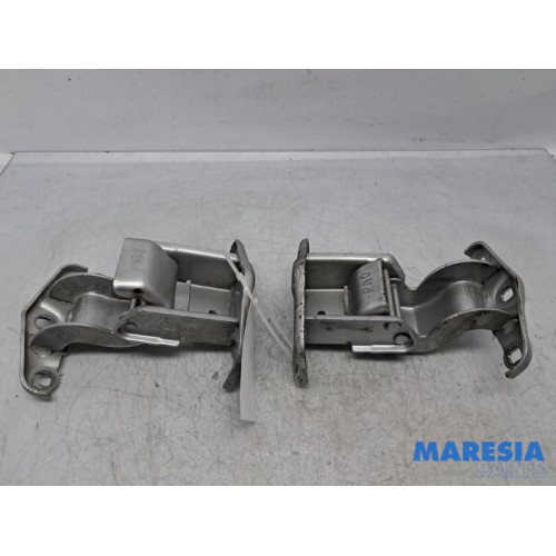 Renault - Trafic - Rear door hinge, right