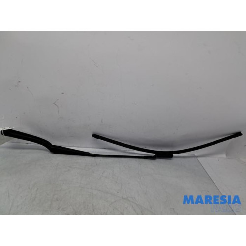Renault - Trafic - Front wiper arm