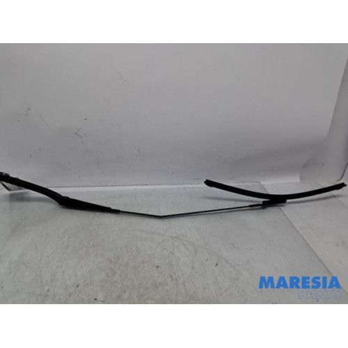 Renault - Trafic - Front wiper arm