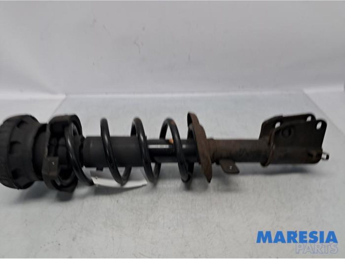 Renault - Trafic - Stoßdämpferstrebe rechts vorne