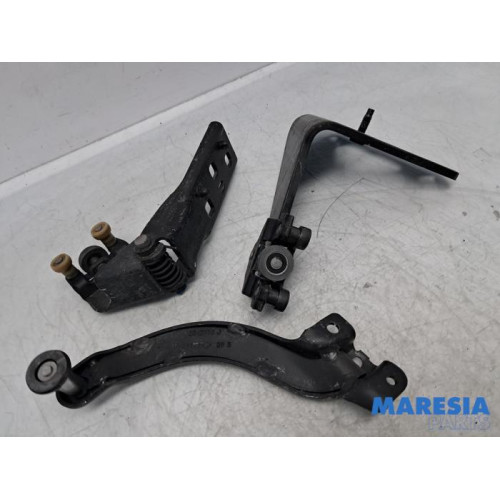 Renault - Trafic - Schuifdeurrol rechts