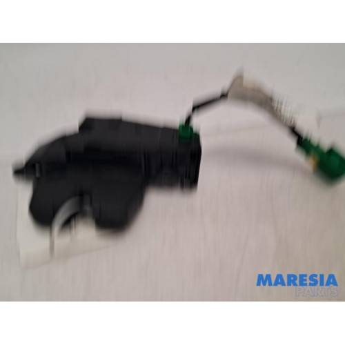 Peugeot - 207 - Tailgate lock mechanism