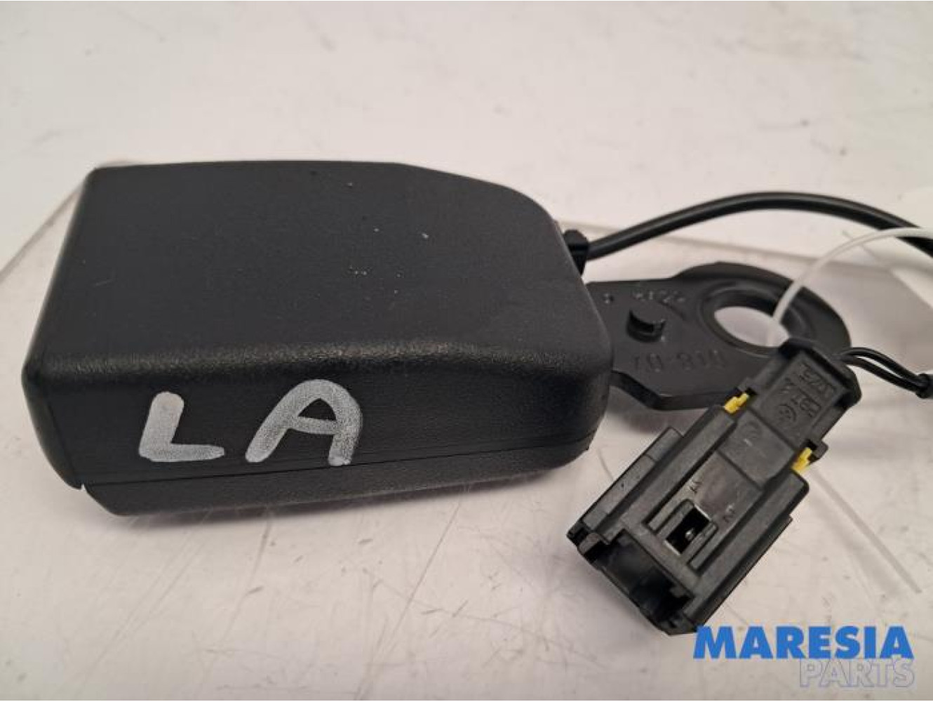 Peugeot - 207 - Insertion ceinture de sécurité arrière gauche