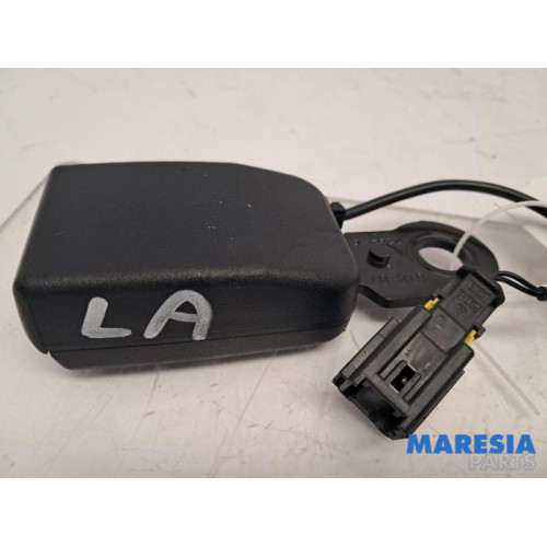 Peugeot - 207 - Insertion ceinture de sécurité arrière gauche