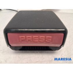 Peugeot - 207 - Insertion ceinture de sécurité arrière droite