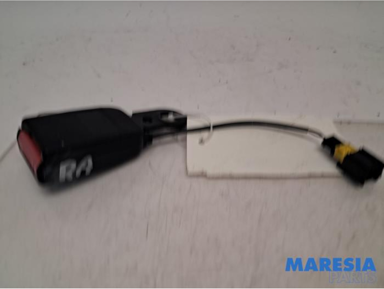 Peugeot - 207 - Insertion ceinture de sécurité arrière droite