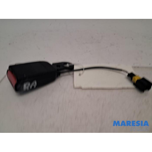 Peugeot - 207 - Insertion ceinture de sécurité arrière droite