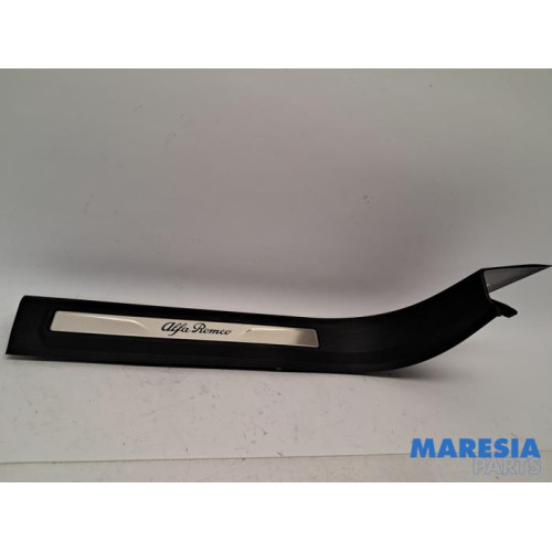 Alfa Romeo - Junior Elettrica - Einstieg vorne rechts