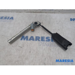 Renault - Megane - Seatbelt tensioner, left