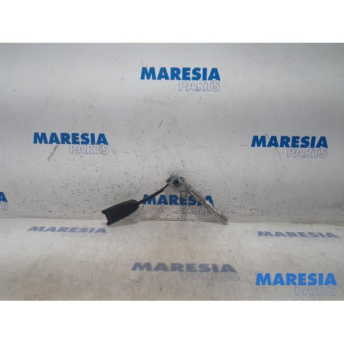 Renault - Megane - Seatbelt tensioner, left