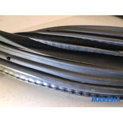 Peugeot - 107 - Türgummi 4-türig links vorne