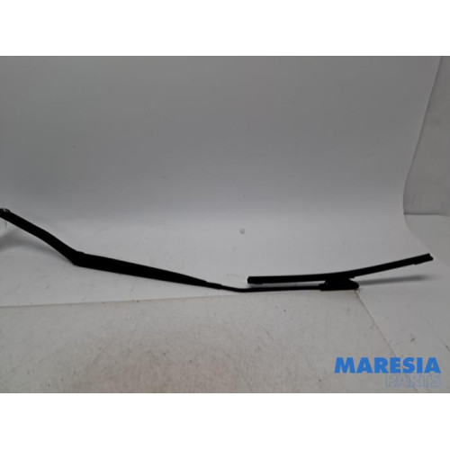 Renault - Clio - Ruitenwisserarm voor