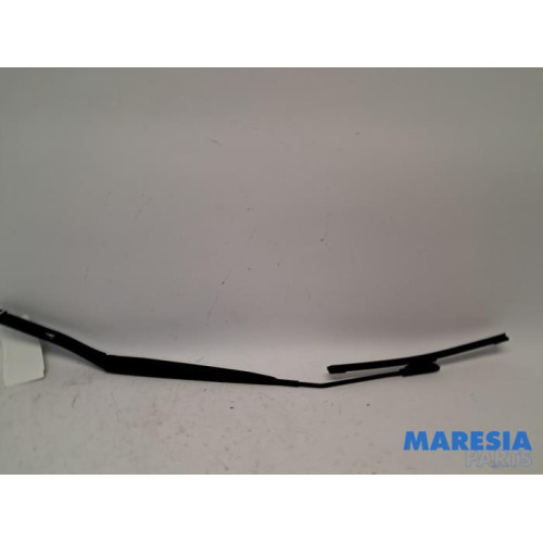 Renault - Clio - Ruitenwisserarm voor