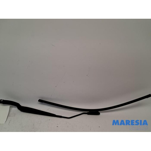 Renault - Clio - Ruitenwisserarm voor