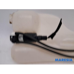 Renault - Megane - Front windscreen washer reservoir