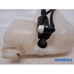 Renault - Megane - Front windscreen washer reservoir