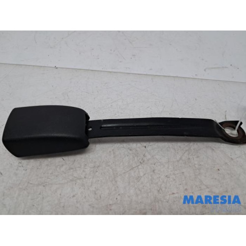 Peugeot - 107 - Insertion ceinture de sécurité avant droite