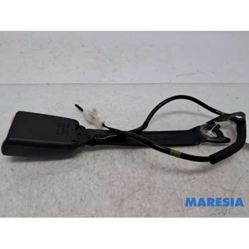 Peugeot - 107 - Insertion ceinture de sécurité avant gauche