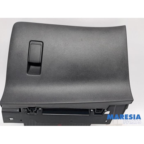 Peugeot - 208 - Glovebox