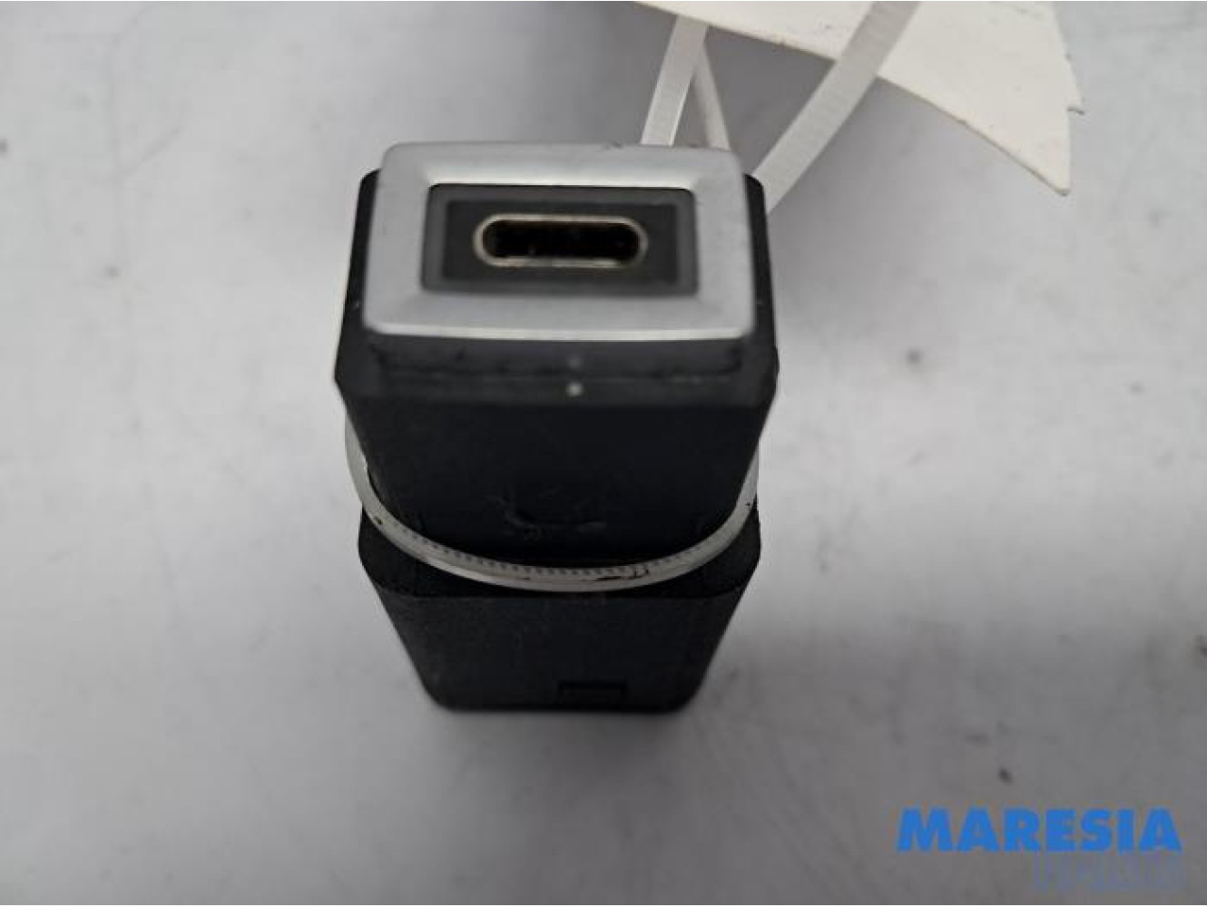 Peugeot - 208 - Prise USB