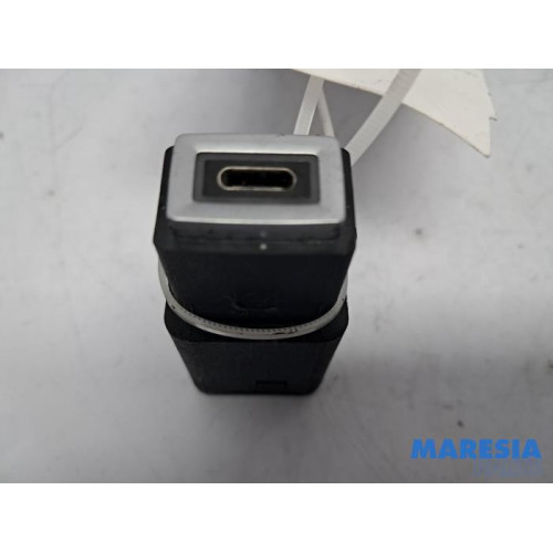 Peugeot - 208 - Prise USB