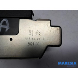 Peugeot - 208 - Tailgate lock mechanism