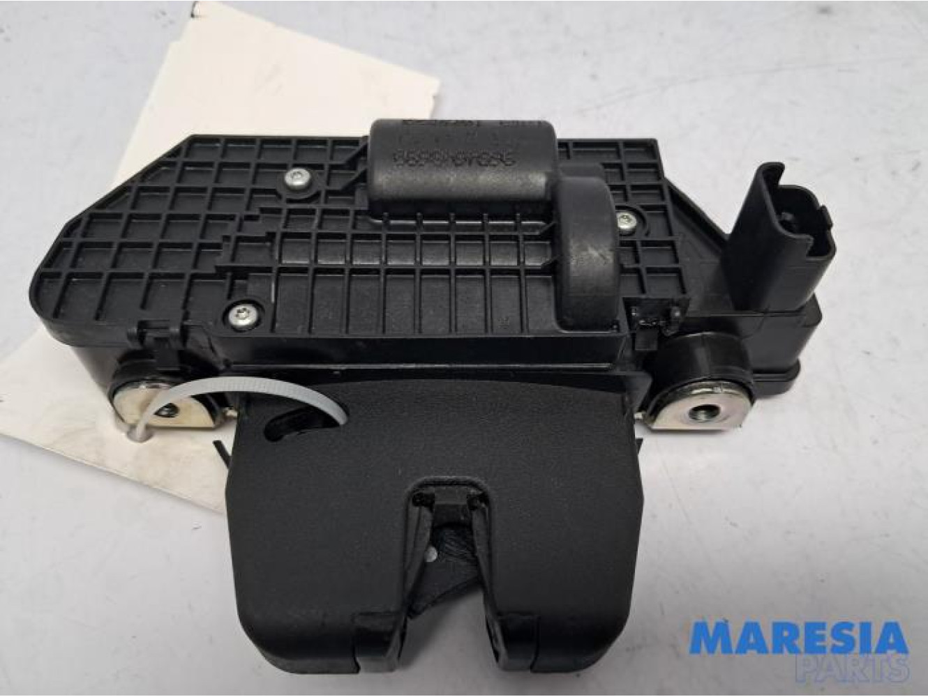 Peugeot - 208 - Tailgate lock mechanism