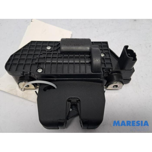 Peugeot - 208 - Tailgate lock mechanism