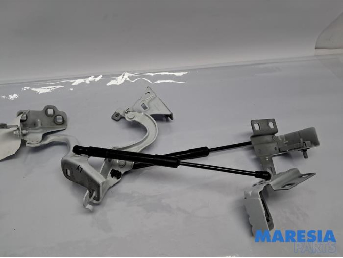 Renault - Trafic - Bonnet Hinge
