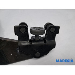 Renault - Trafic - Schuifdeurrol rechts