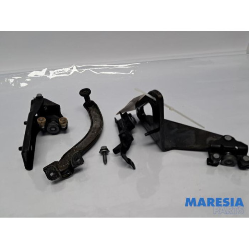 Renault - Trafic - Schuifdeurrol rechts