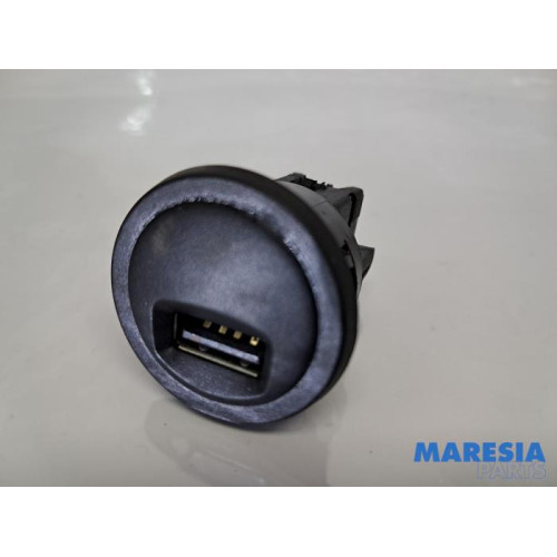 Peugeot - 208 - AUX / USB-Anschluss