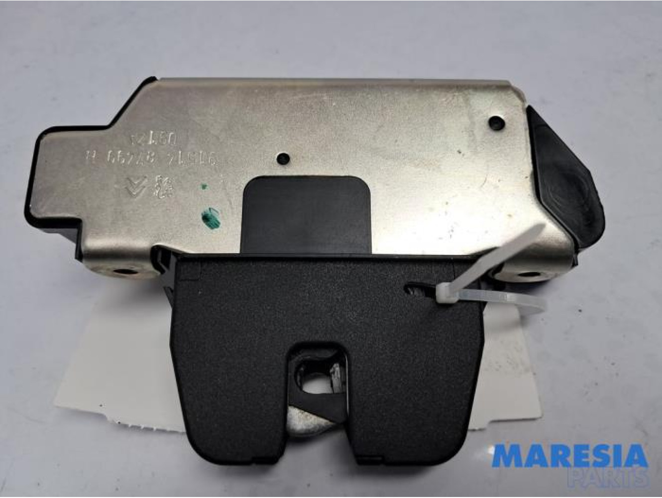 Peugeot - 208 - Tailgate lock mechanism