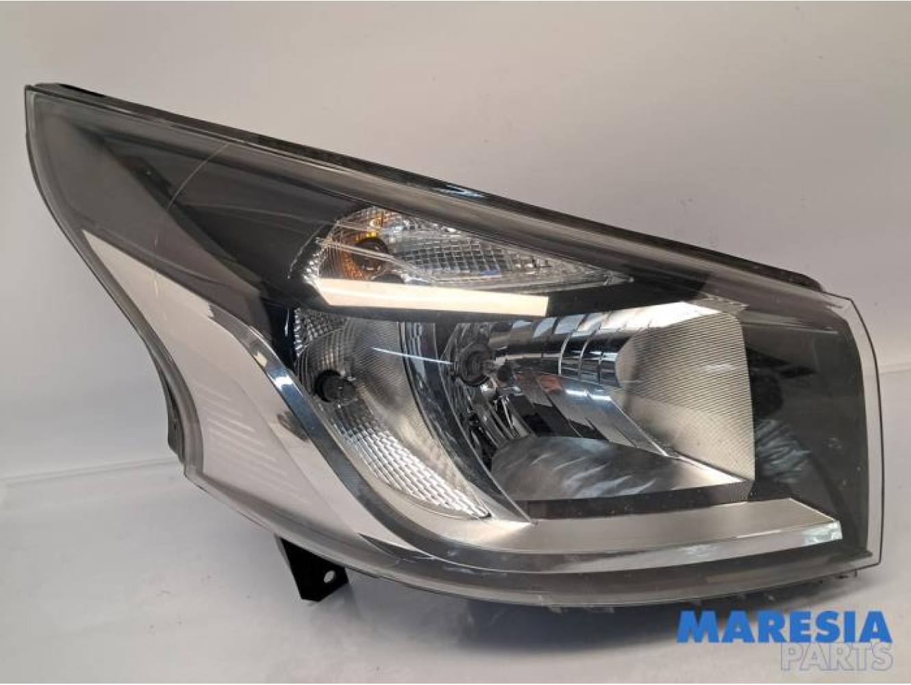 Renault - Trafic - Headlight, right