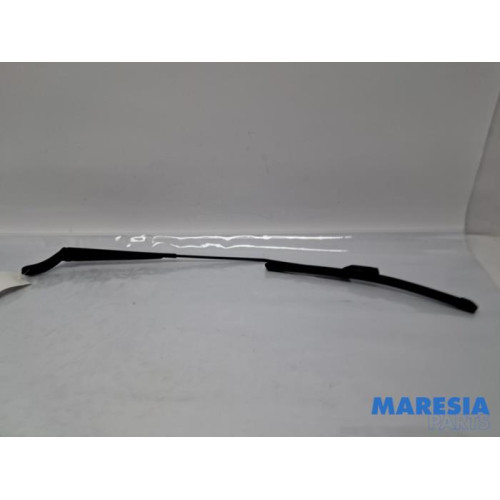 Peugeot - 208 - Front wiper arm