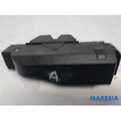 Peugeot - 307 - Tailgate lock mechanism