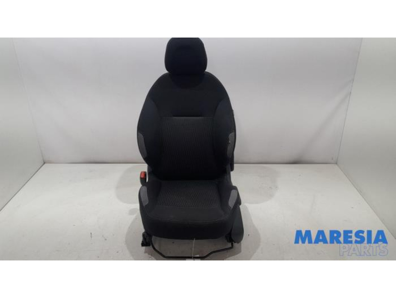 Peugeot - 208 - Seat, left