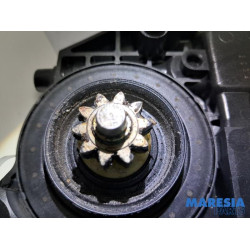 Renault - Megane - Door window motor