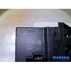 Renault - Megane - Door window motor