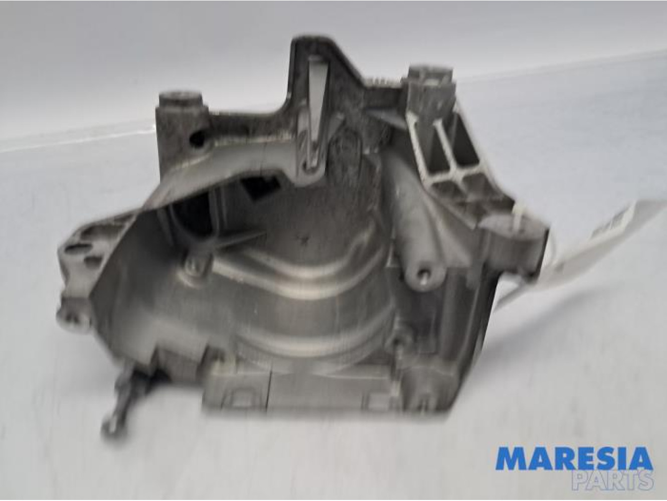 Opel - Vivaro - Steun dieselpomp