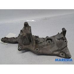 Opel - Vivaro - Alternator upper bracket