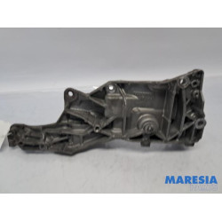 Opel - Vivaro - Alternator upper bracket