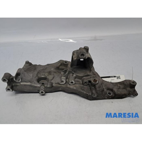Opel - Vivaro - Alternator upper bracket