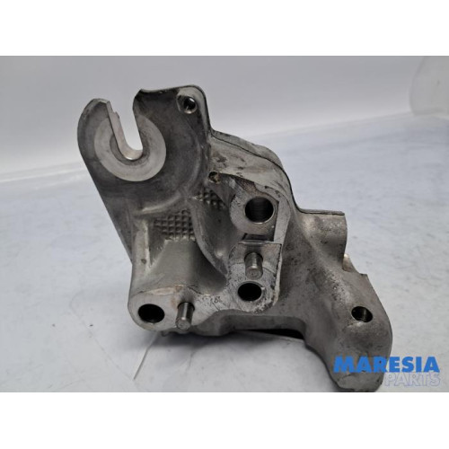 Opel - Vivaro - Engine mount
