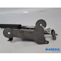 Peugeot - 208 - Parking brake lever