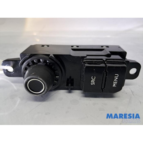 Peugeot - 208 - Panneau de commandes navigation